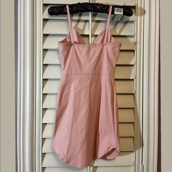 Baby pink v-neck fitted mini dress - Picture 2 of 3